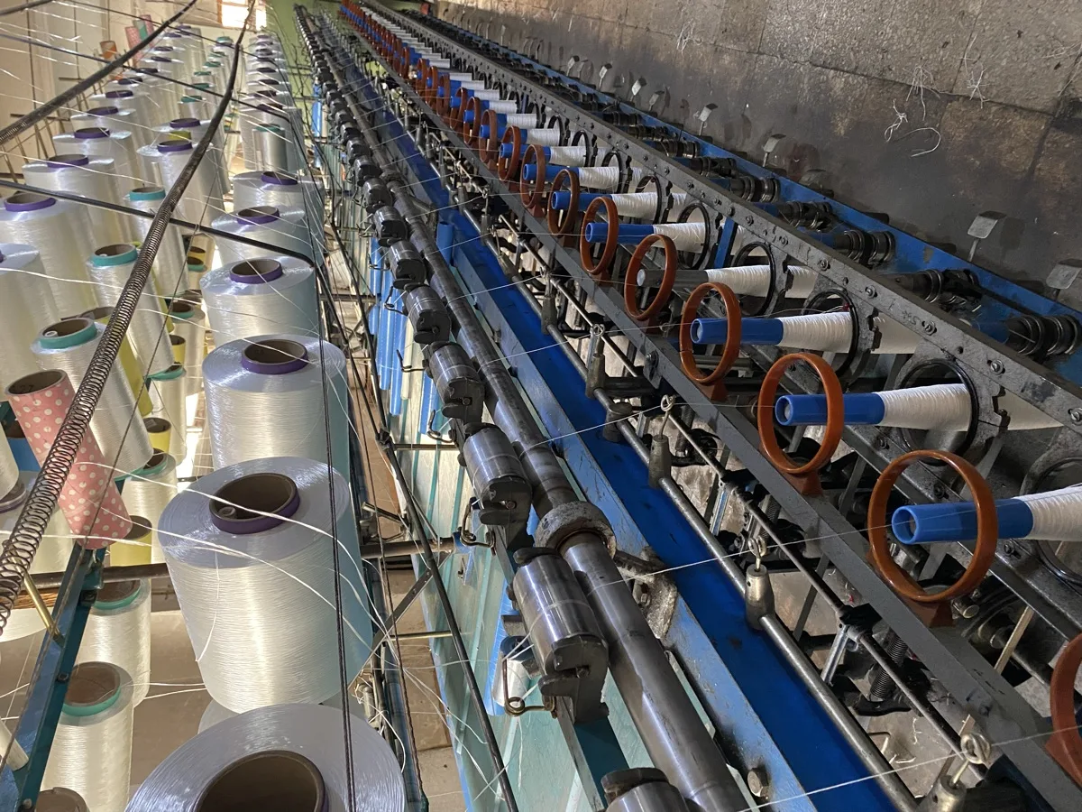 Çalışan büküm makinesi ve bobinler