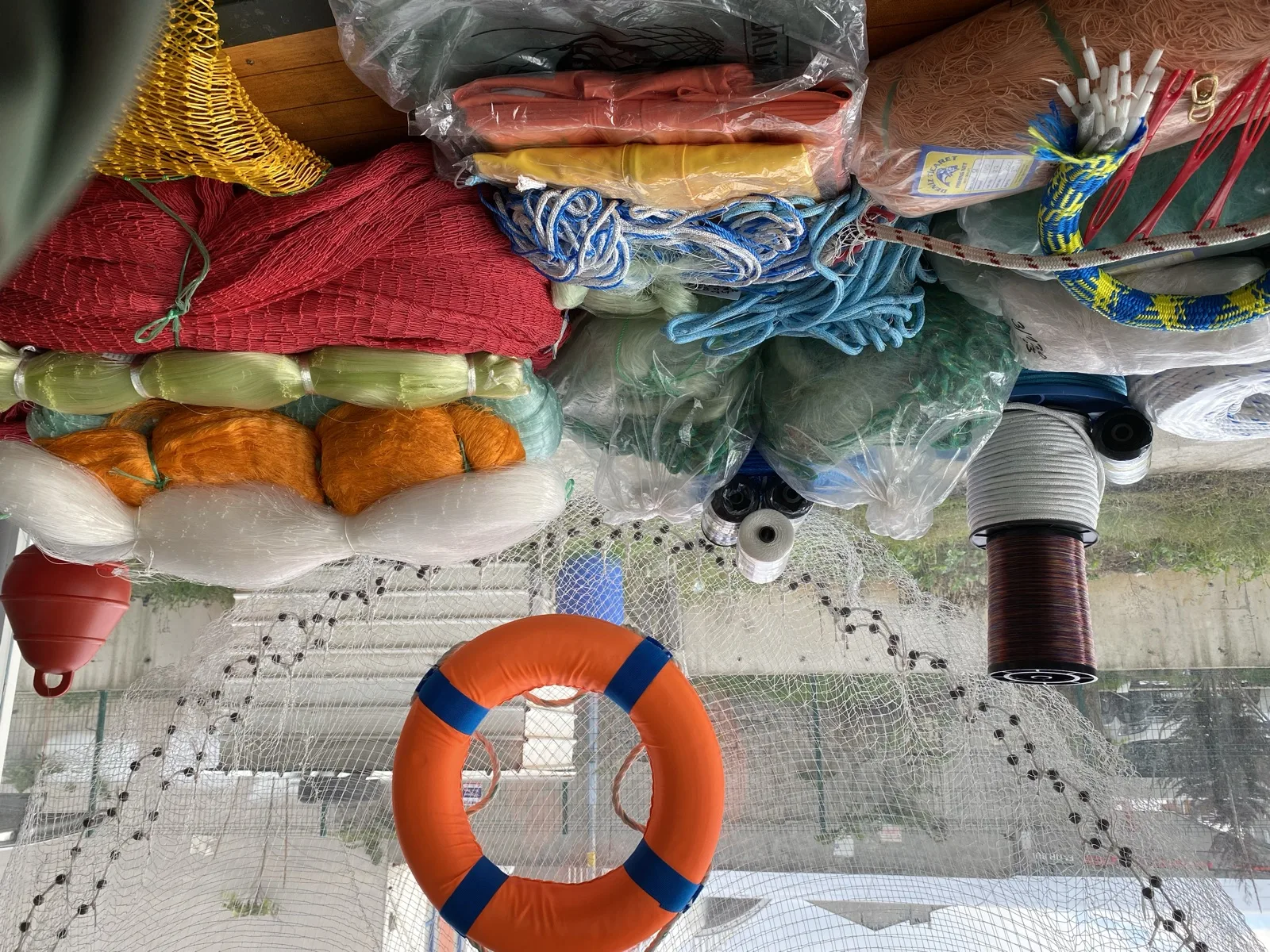 Deniz Ticaret ürün tezgâhı: renkli balık ağları, halatlar, iplikler ve şamandıralar